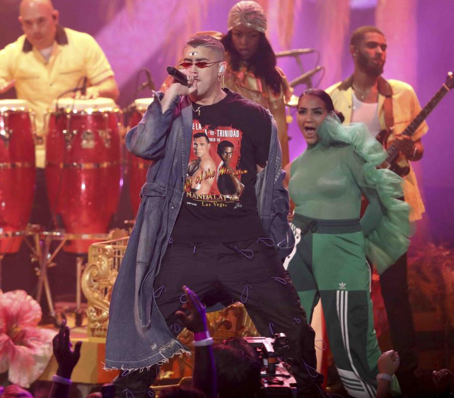 Bad Bunny lució un ojo en la frente durante los American Music Awards. (GFR Media) (semisquare-x3)