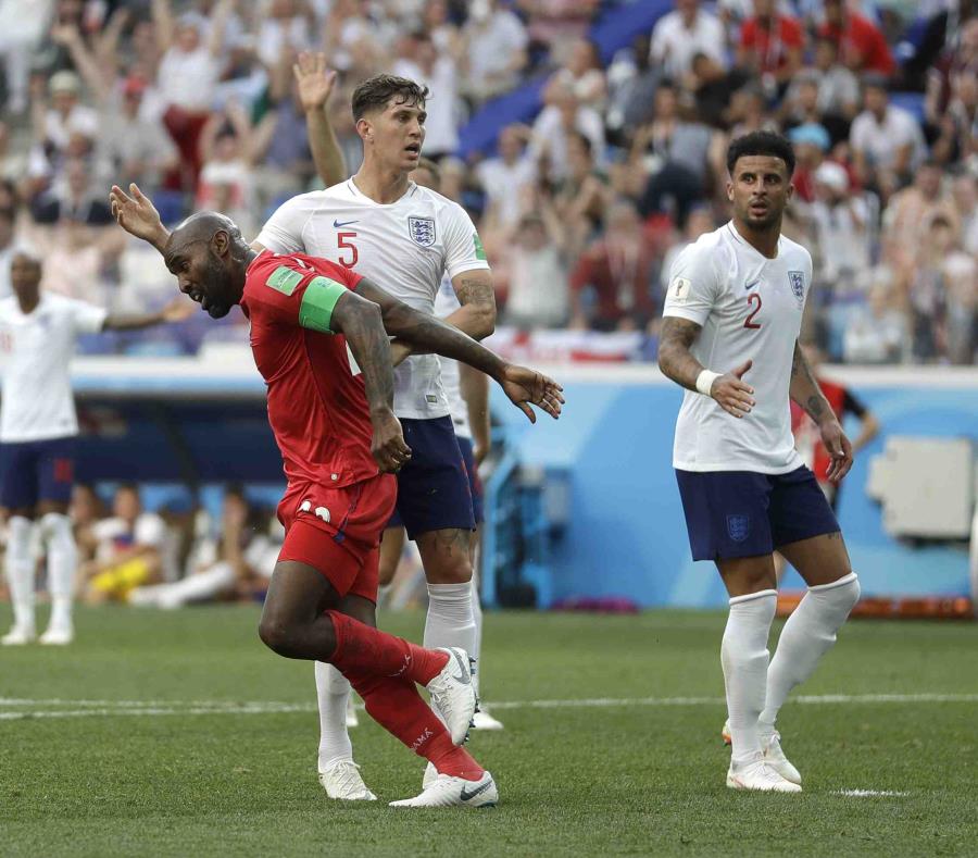 Felipe Baloy (rojo) comienza a celebrar el gol que marcó para Panamá. (AP) (semisquare-x3)