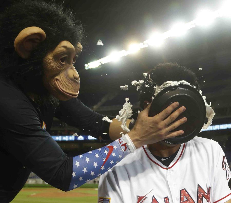 Con una máscara de mono, el venezolano Miguel Rojas de los Marlins de Miami le da un pastelazo con crema de afeitar al puertorriqueño Yadiel Rivera después de que los Marlins derrotaron 3-2 a los Rays de Tampa Bay con un hit decisivo del boricua. (AP) (semisquare-x3)