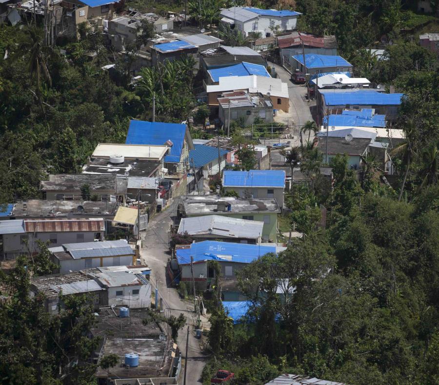 Casas con toldos azules luego del paso del huracán María por Puerto Rico. (semisquare-x3)
