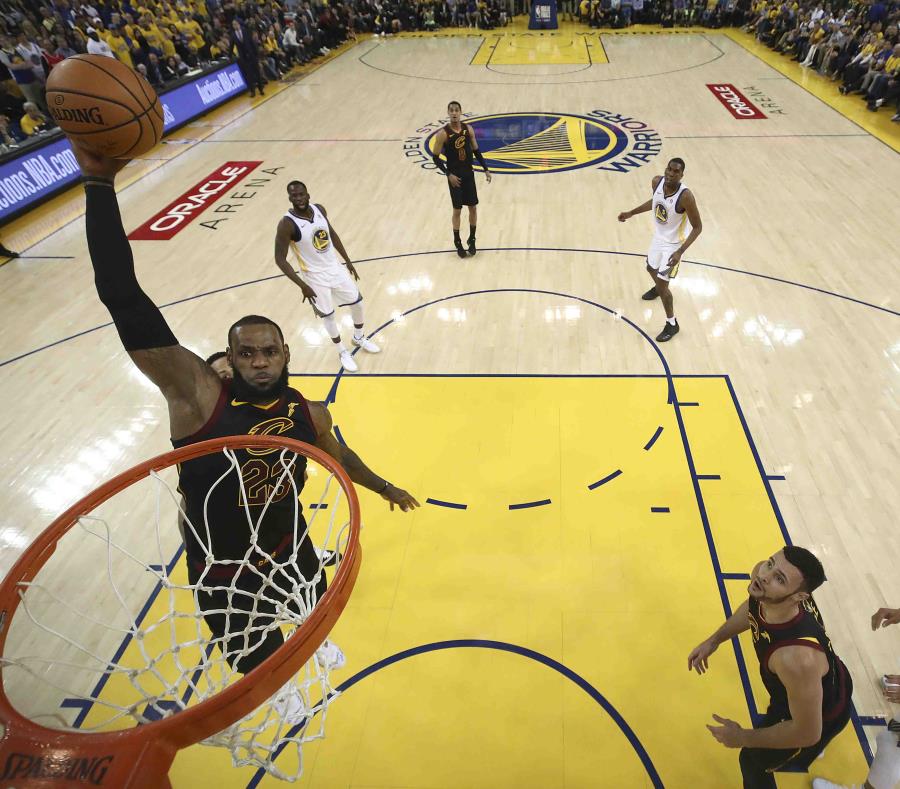 LeBron James se apresta a donquear el balón en el primer juego de la final de la NBA. (AP) (semisquare-x3)