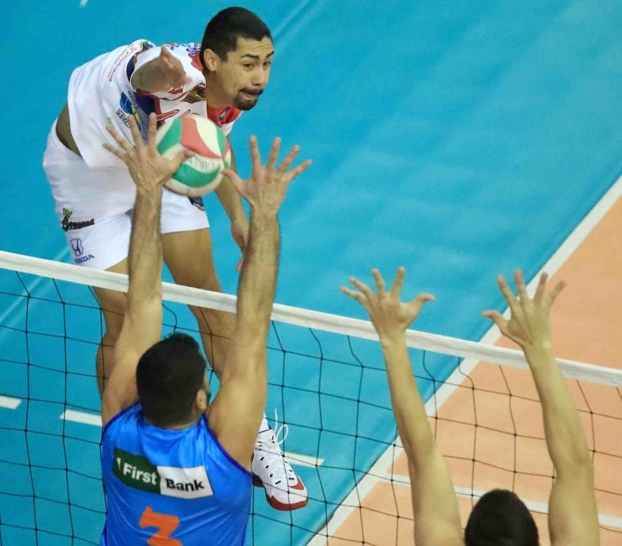 Eddie Rivera (rematando) marcó 14 puntos en la victoria de Puerto Rico sobre Perú. (semisquare-x3)