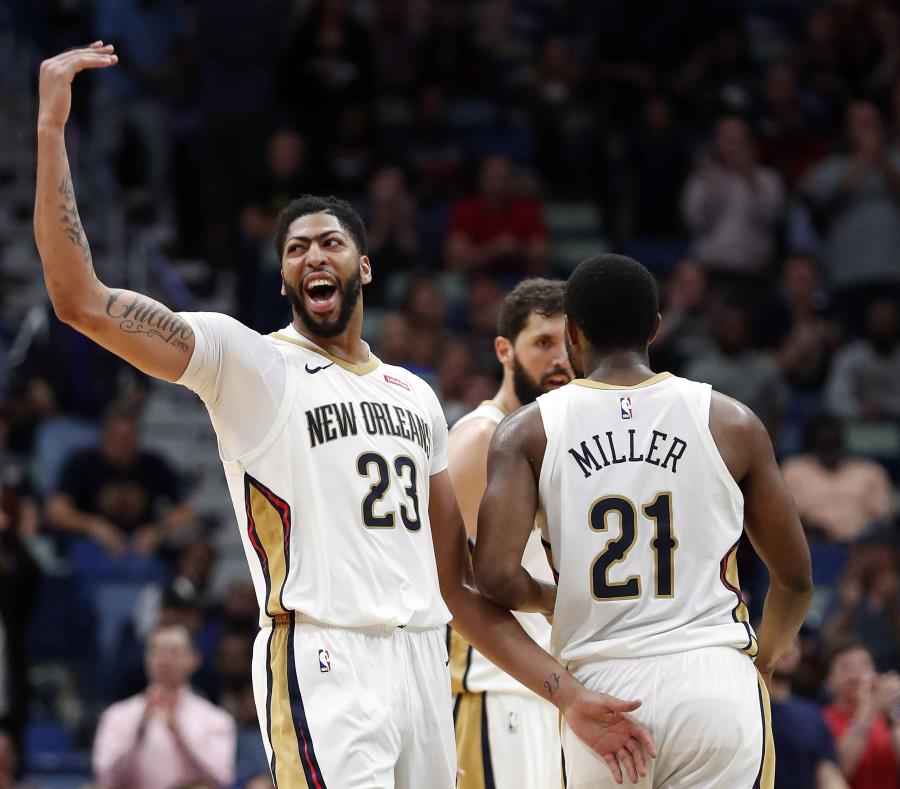 Anthony Davis reacciona luego de donquear el balón, producto de un rebote ofensivo durante el partido. (AP) (semisquare-x3)