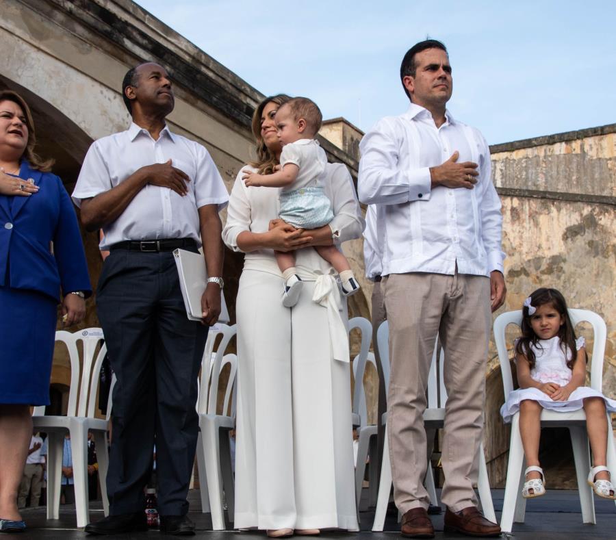 De izquierda a derecha, la comisionada residente Jennifer González, el secretario de Vivienda federal, Ben Carson, la primera dama Beatriz Rosselló , el gobernador Ricardo Rosselló y su hija Claudia. (semisquare-x3)