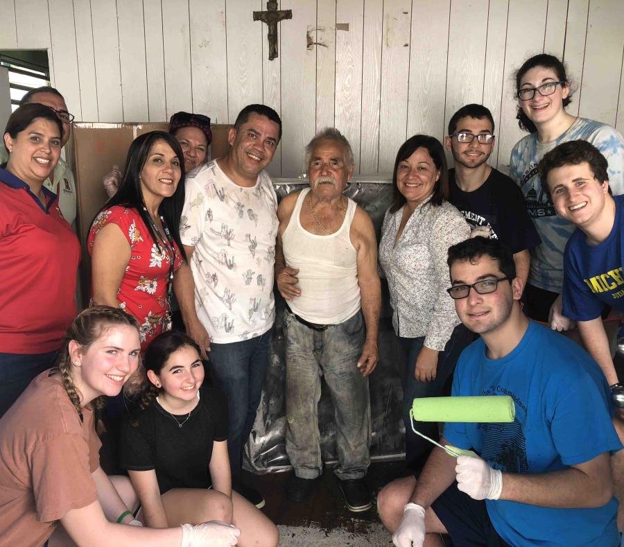 El grupo trabajó en la reparación y pintura de varias casas en el Barrio Barahona y en el cetro urbano. (Suministrada) (semisquare-x3)