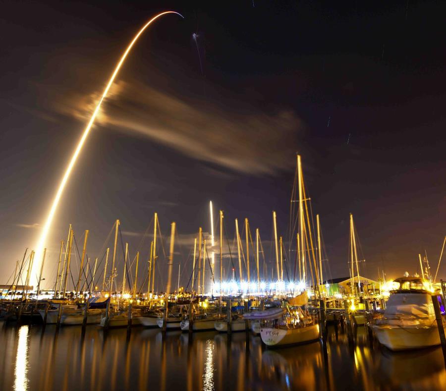 En esta imagen captada con una exposición de ocho minutos se observa el lanzamiento de un cohete Falcon 9 de SpaceX desde la Estación de la Fuerza Aérea de Cabo Cañaveral desde el Ocean Club Marina en Puerto Cañaveral, Florida. (semisquare-x3)