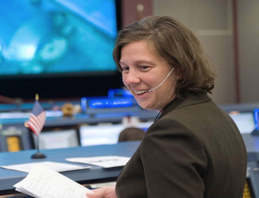 Holly Ridings se integró a la NASA desde 1998. (semisquare-x3)