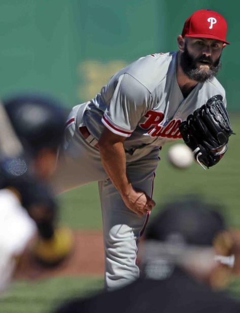 El abridor de los Filis de Filadelfia, Jake Arrieta, lanza contra los Piratas de Pittsburgh en la primera entrada del partido en Pittsburgh, el sábado 7 de julio de 2018. (AP) (vertical-x1)