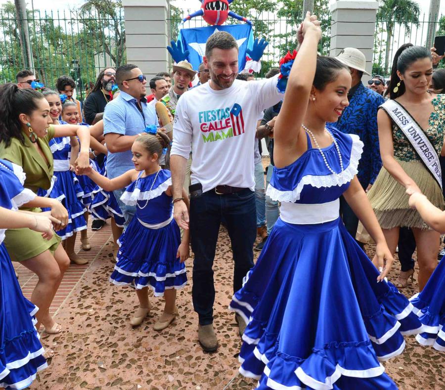 Julian Gil y Kiara Liz bailan con unas niñas durante la conferencia de prensa. (semisquare-x3)