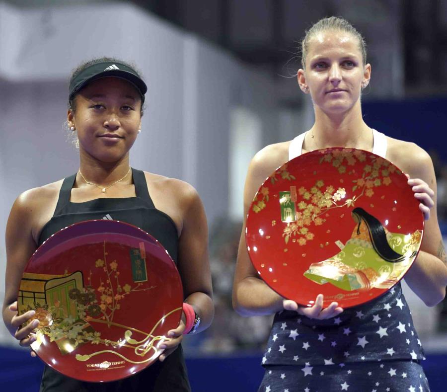 Naomi Osaka posa junto a la ganadora del torneo Karolina Pliskova. (AP) (semisquare-x3)