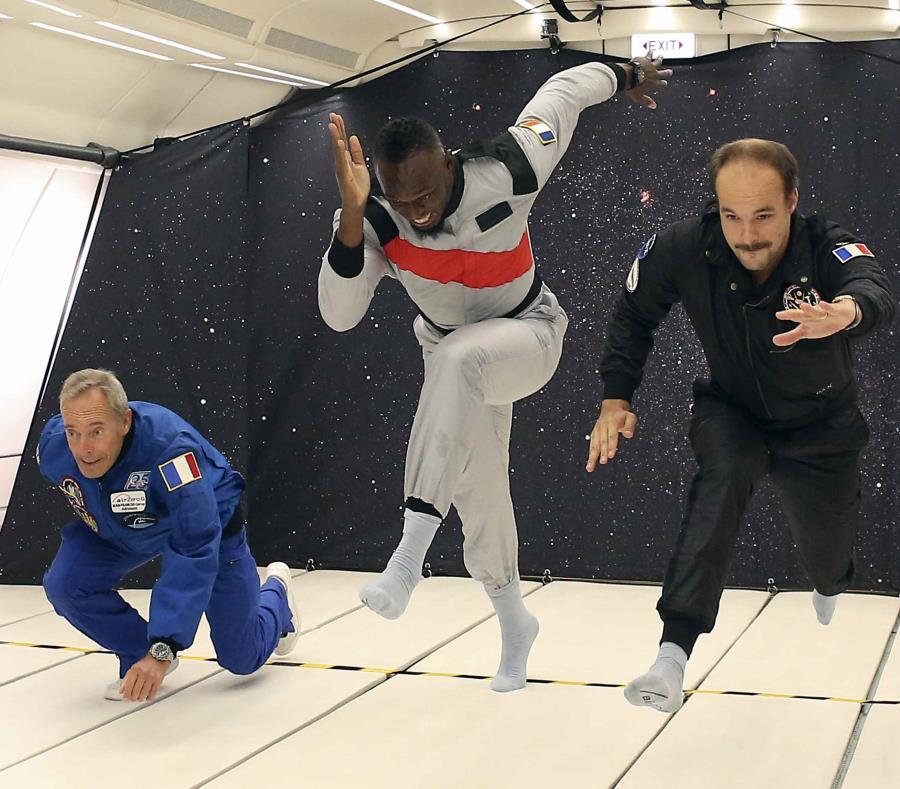 Usain Bolt (centro) intenta correr en una condición ingrávida. (AP) (semisquare-x3)