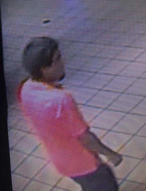 La Policía divulgó esta imagen del sospechoso y pidió la ayuda a la ciudadanía para identificarlo. (Suministrada) (vertical-x1)