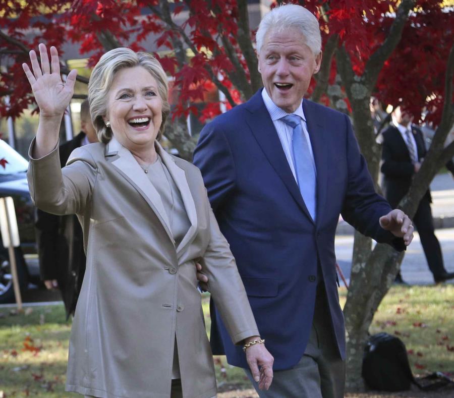 La candidata presidencia demócrata Hillary Clinton y su esposo, el expresidente Bill Clinton, saludan a simpatizantes tras votar en Chappaqua, Nueva York. (AP) (semisquare-x3)