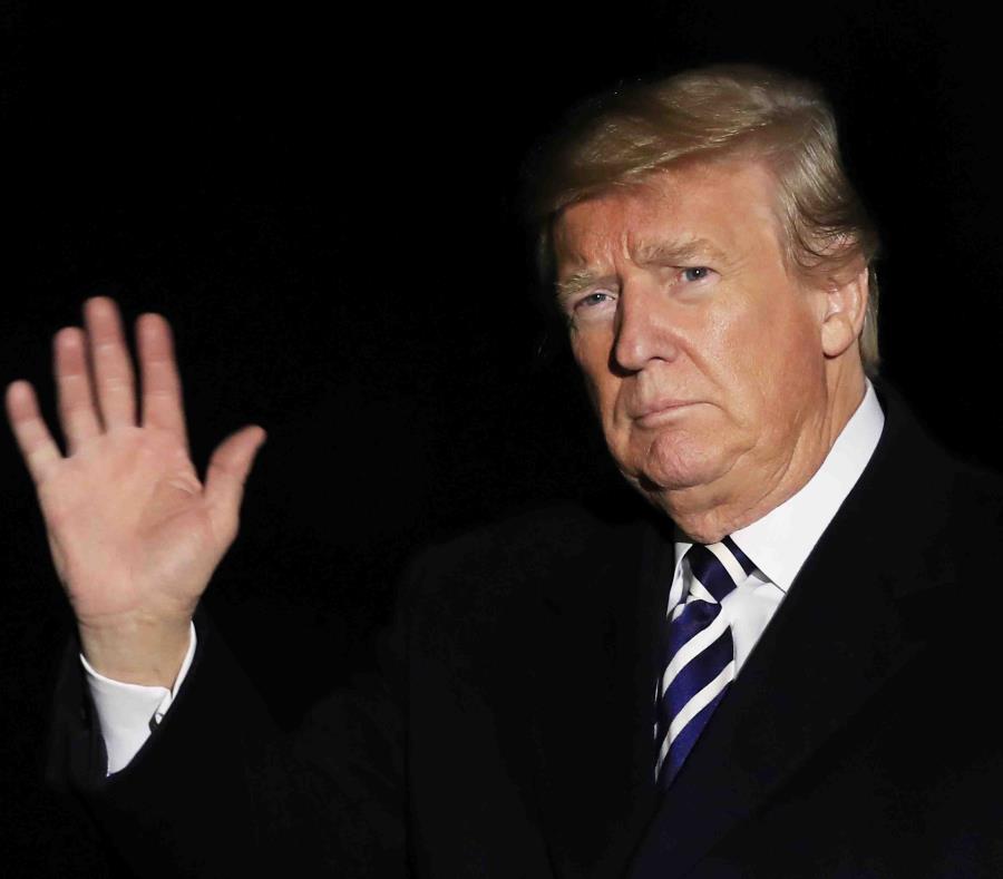 El presidente Donald Trump saluda a su llegada a la Casa Blanca en Washington, el jueves 1 de noviembre de 2018, desde un mitin de campaña en Missouri. (semisquare-x3)