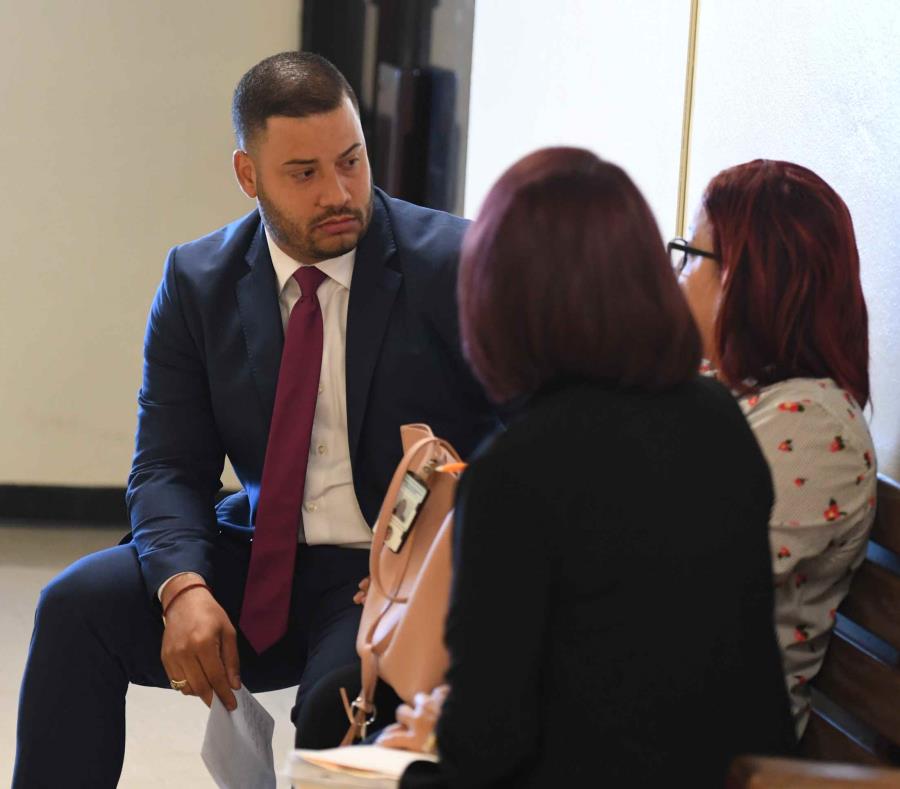 El fiscal del caso Juan Ayala Rivera reunido con las técnicas sociopenales. (semisquare-x3)