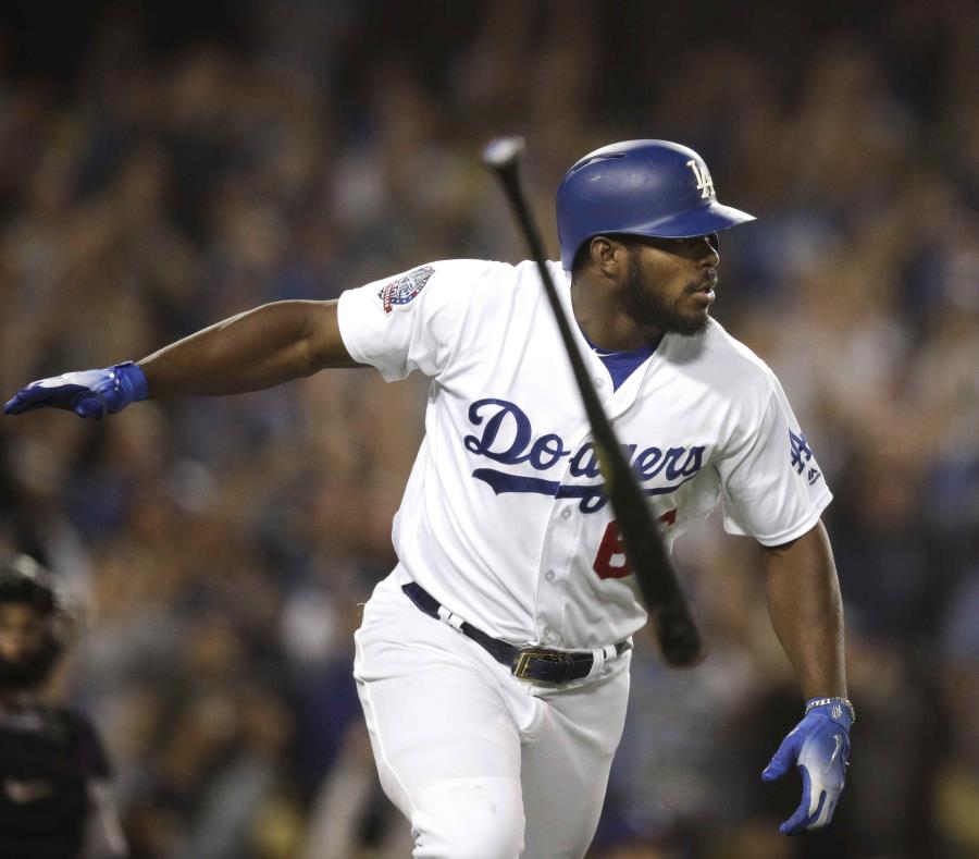 El cubano Yasiel Puig, de los Dodgers de Los Ángeles, suelta el bate al conectar un jonrón de tres carreras en la séptima entrada del juego ante los Rockies de Colorado, el miércoles 19 de septiembre de 2018. (AP) (semisquare-x3)