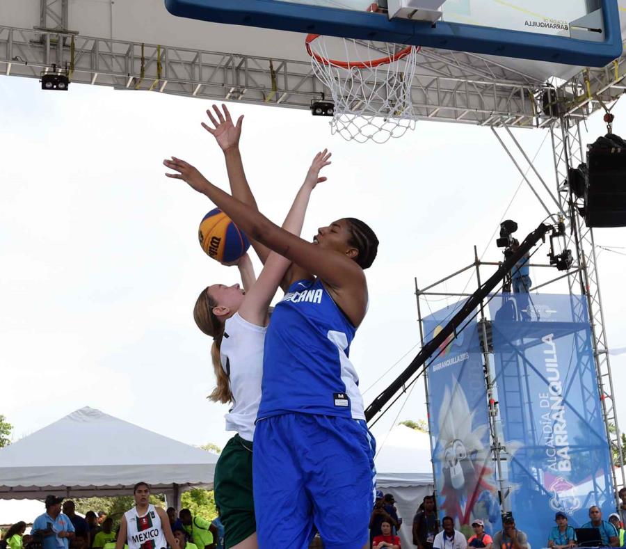 El torneo de baloncesto 3x3 comenzó hoy, jueves, con los equipos que estaban presentes. (semisquare-x3)