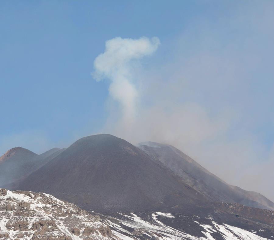 Por el momento solo se aprecia una columna de humo que sale del principal volcán activo de Europa, pero sin la expulsión de lava (semisquare-x3)