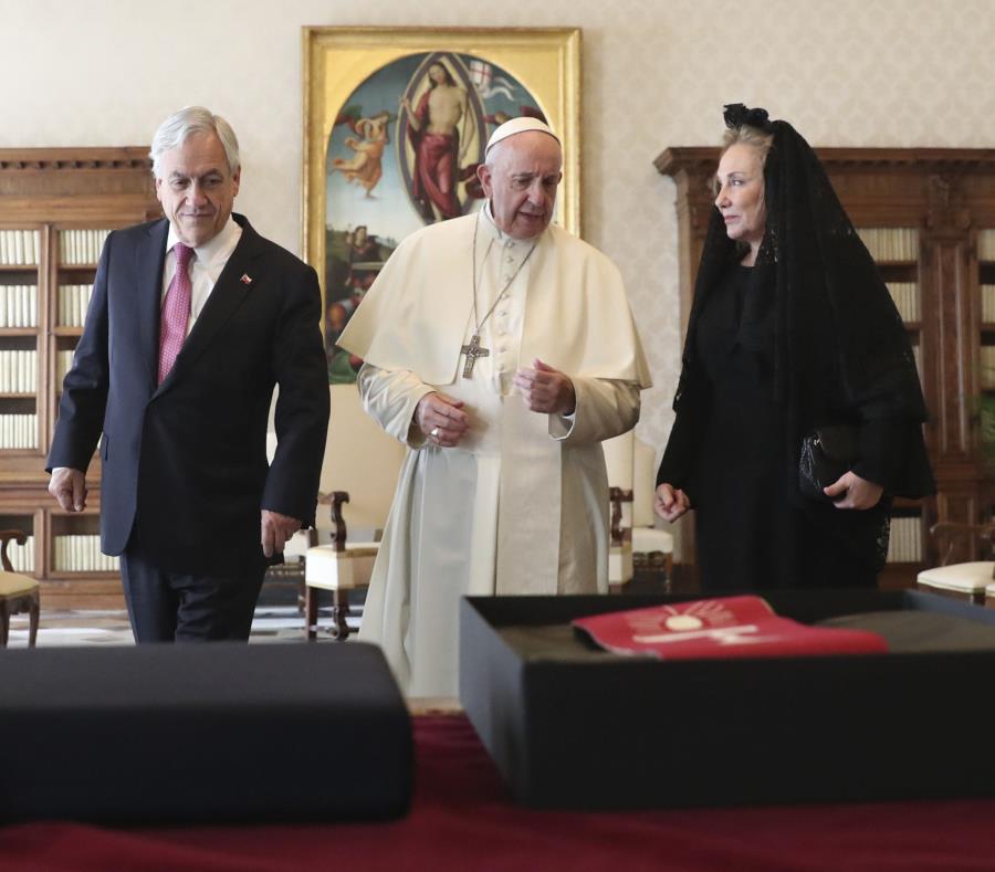 El papa habla durante una reunión con el presidente de Chile, Sebastián Piñera, y su esposa, Cecilia Morel. (semisquare-x3)