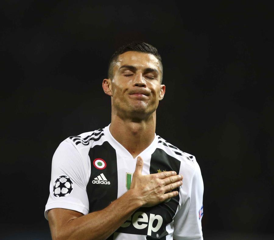 Cristiano Ronaldo, de la Juventus, hace un gesto al final del encuentro de la Liga de Campeones ante el Manchester United, el martes 23 de octubre de 2018. (AP) (semisquare-x3)