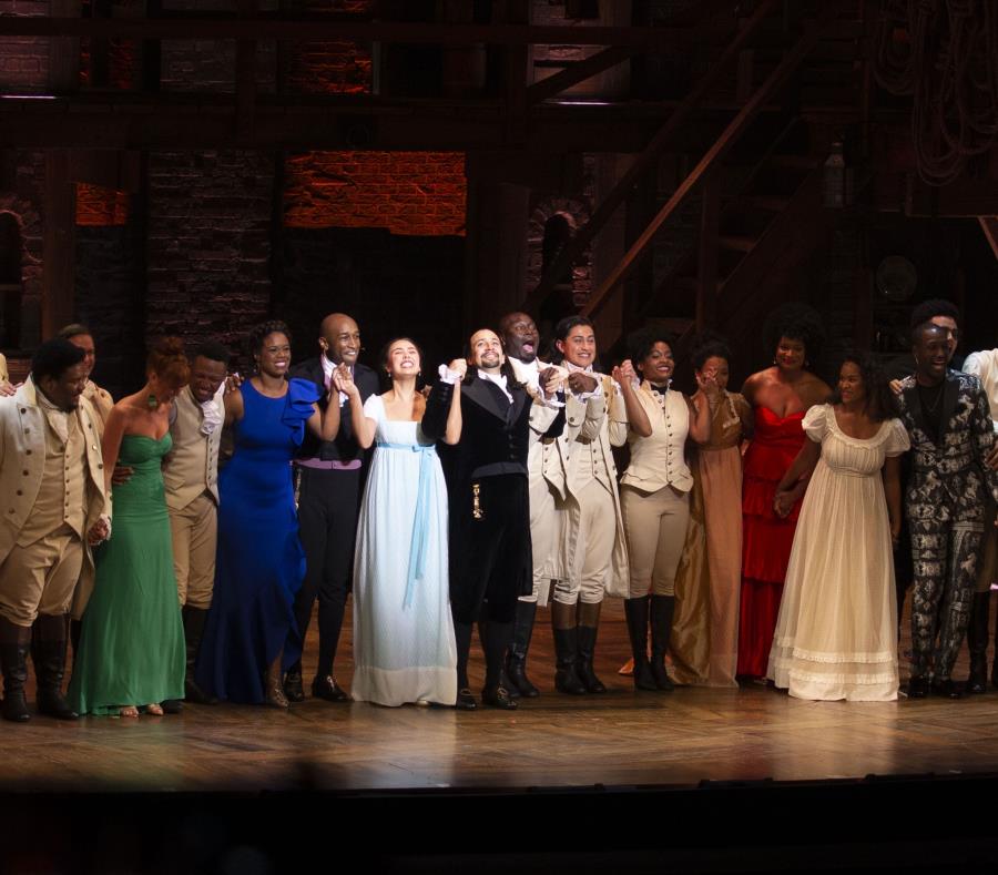 El elenco del musical ayer, durante la apertura en el Centro de Bellas Artes en Santurce. (semisquare-x3)
