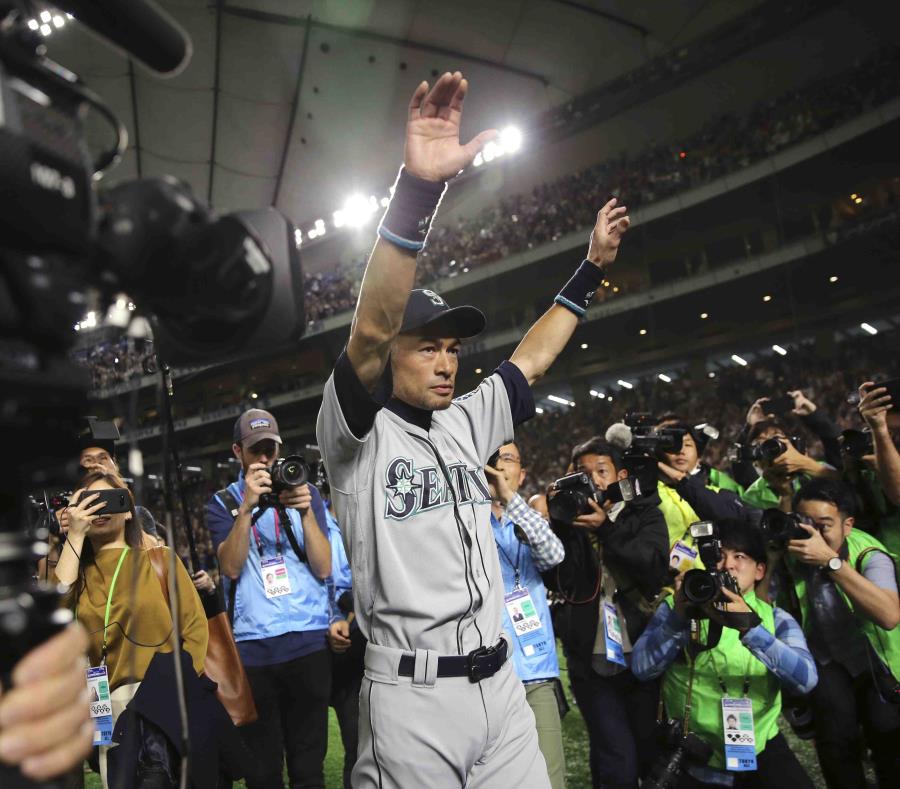 Ichiro Suzuki, uno de los mejores bateadores en la historia del béisbol, se despide de sus fanáticos. (AP) (semisquare-x3)