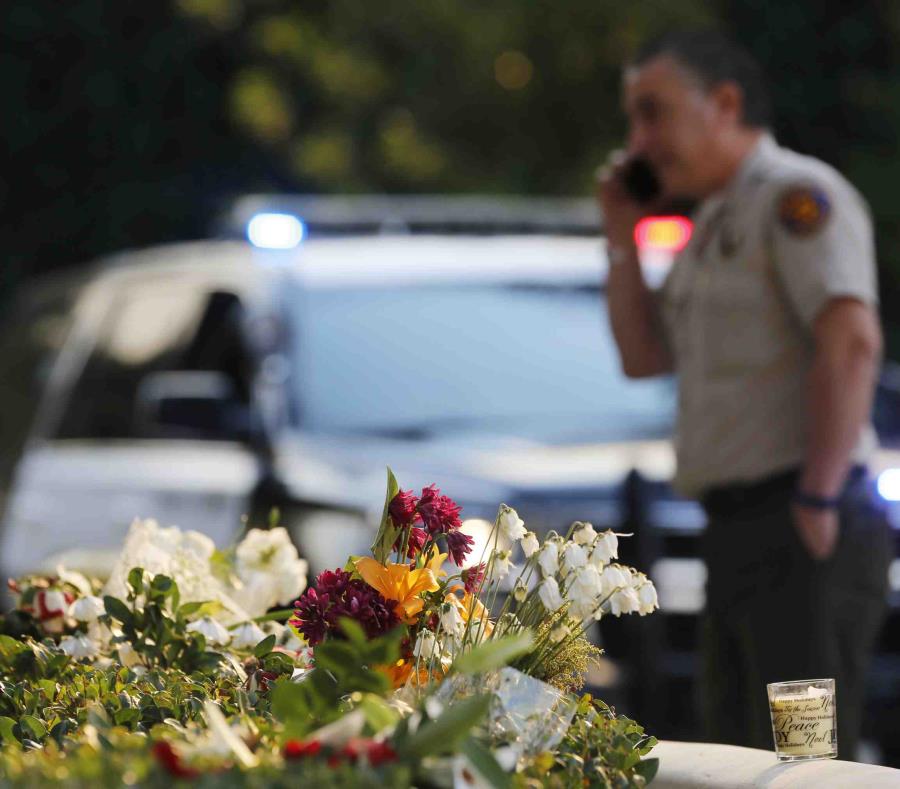 En la imagen, un ramo de flores depositado por dolientes cerca del lugar donde murieron 12 personas en una balacera, en Thousand Oaks, California, el 9 de noviembre de 2018. (semisquare-x3)
