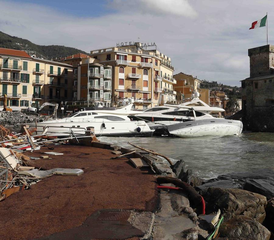 El muelle de Rapallo quedó destrozado y una decena de yates se estrellaron contra el muelle del paseo marítimo. (AP) (semisquare-x3)