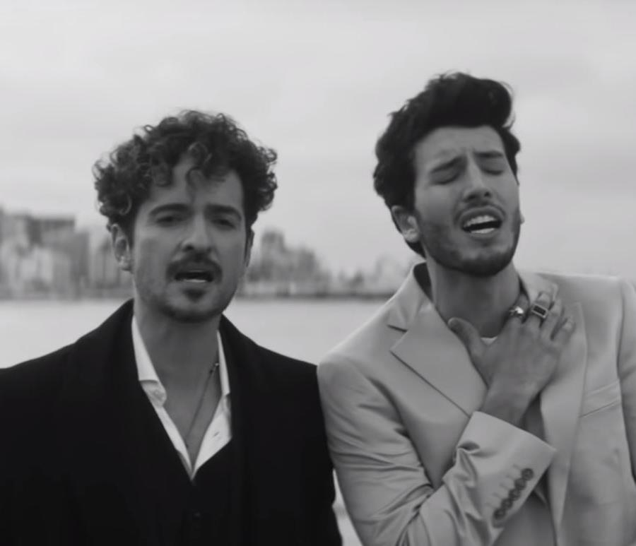 Tommy Torres (izq.) canta con Sebastián Yatra. (semisquare-x3)