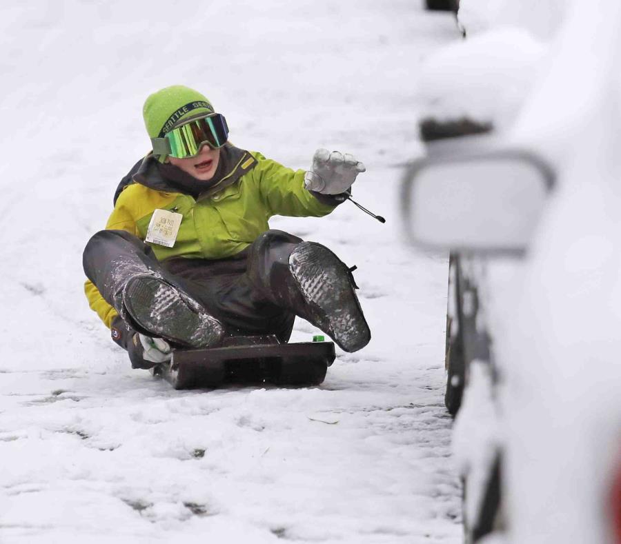 Una persona se desliza por una de las calles de Seattle. (AP) (semisquare-x3)