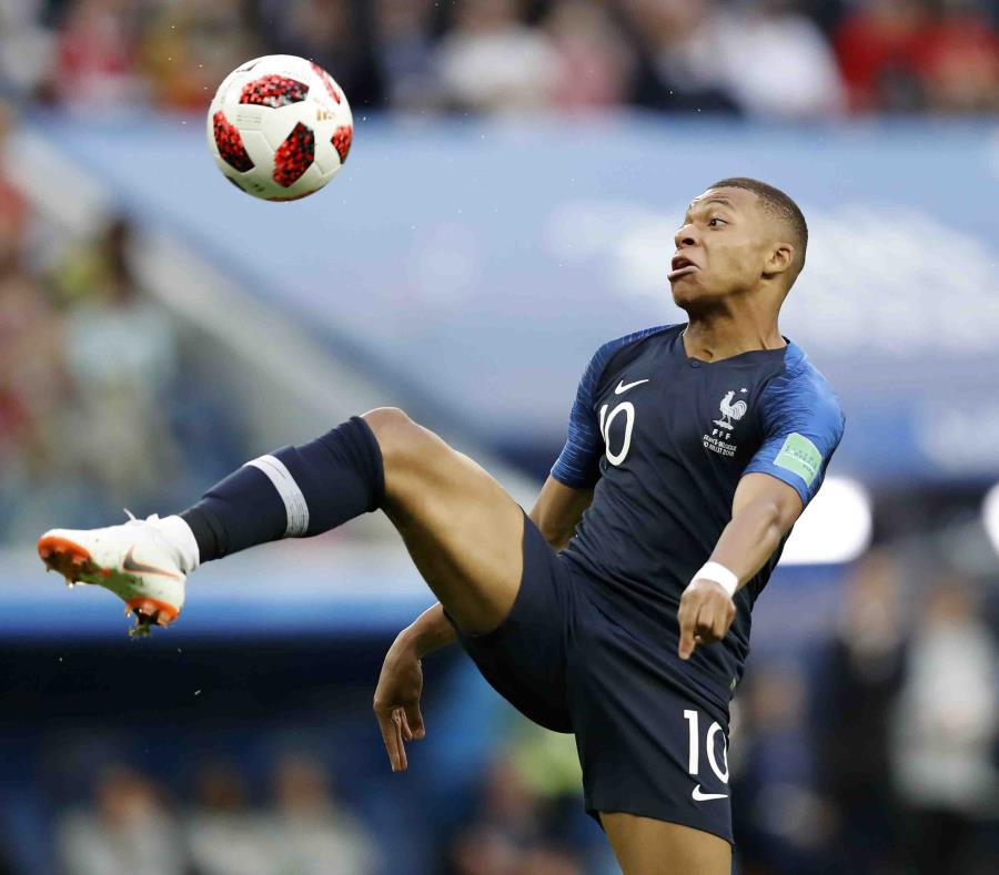 Mbappé, de 19 años, se convirtió en el jugador más joven en anotar dos goles en un partido del Mundial desde Pelé en 1958. (AP) (semisquare-x3)