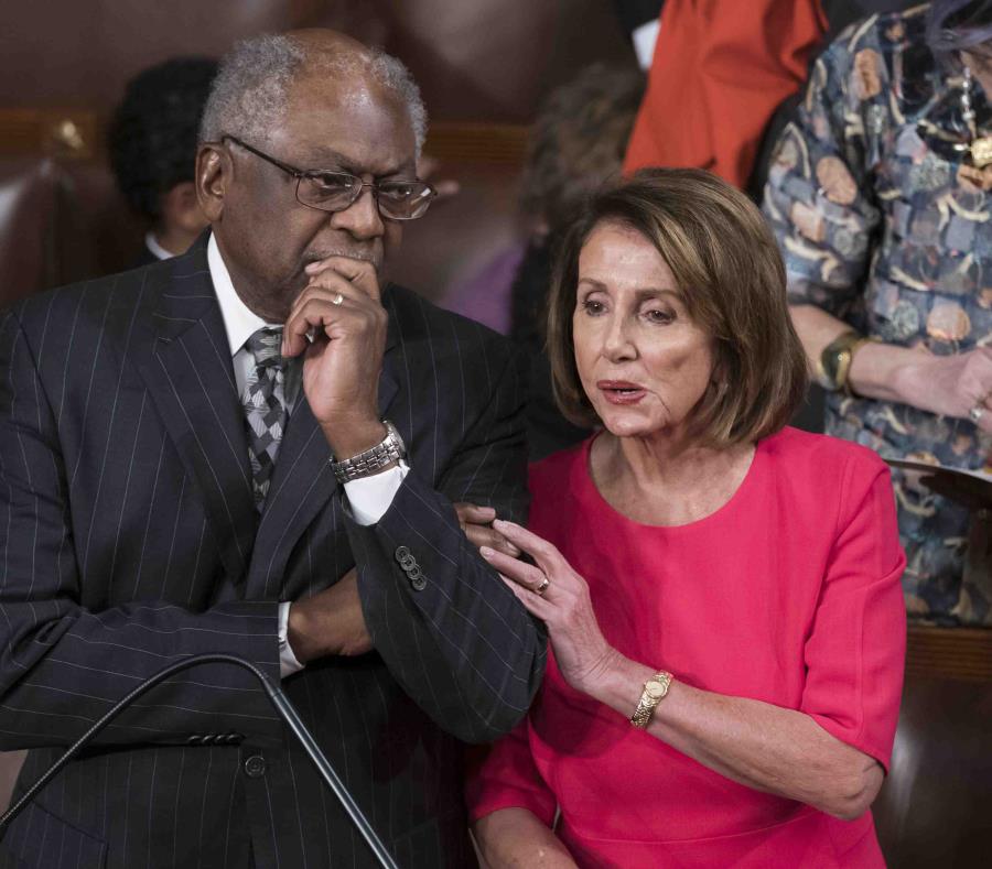 La presidenta de la Cámara de Representantes, la demócrata Nancy Pelosi, con el legislador demócrata James Clyburn en el Congreso en Washington el 3 de enero del 2019 (semisquare-x3)