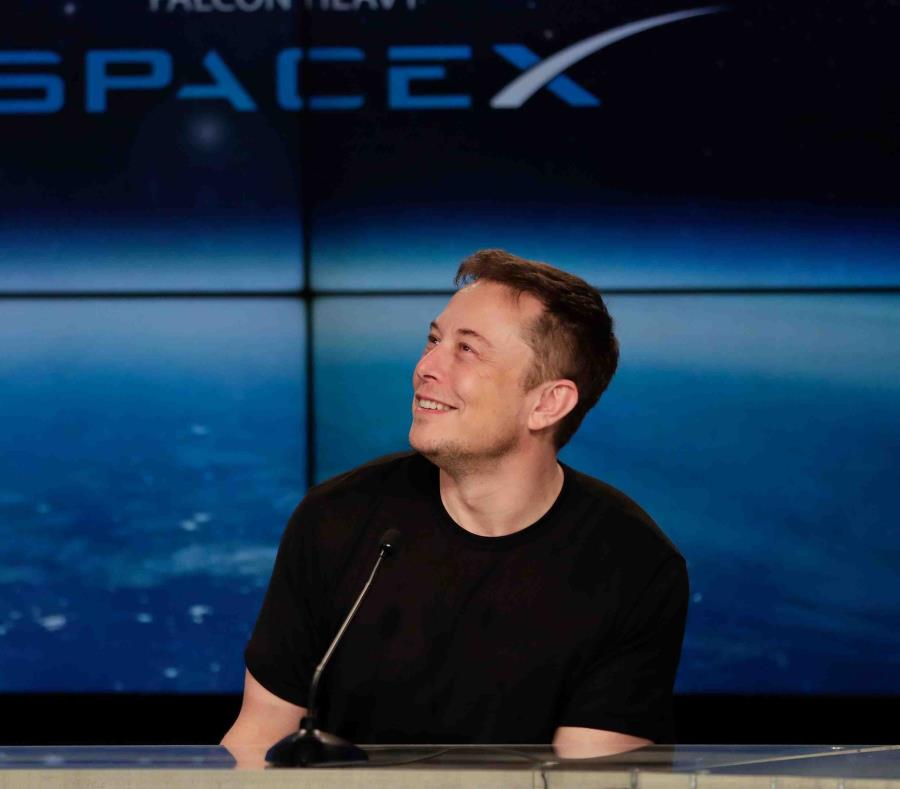 El empresario tecnológico Elon Musk, fundador y director general de SpaceX, en conferencia de prensa desde el Centro Espacial Kennedy en Cabo Cañaveral, Florida, el 6 de febrero de 2018 (semisquare-x3)