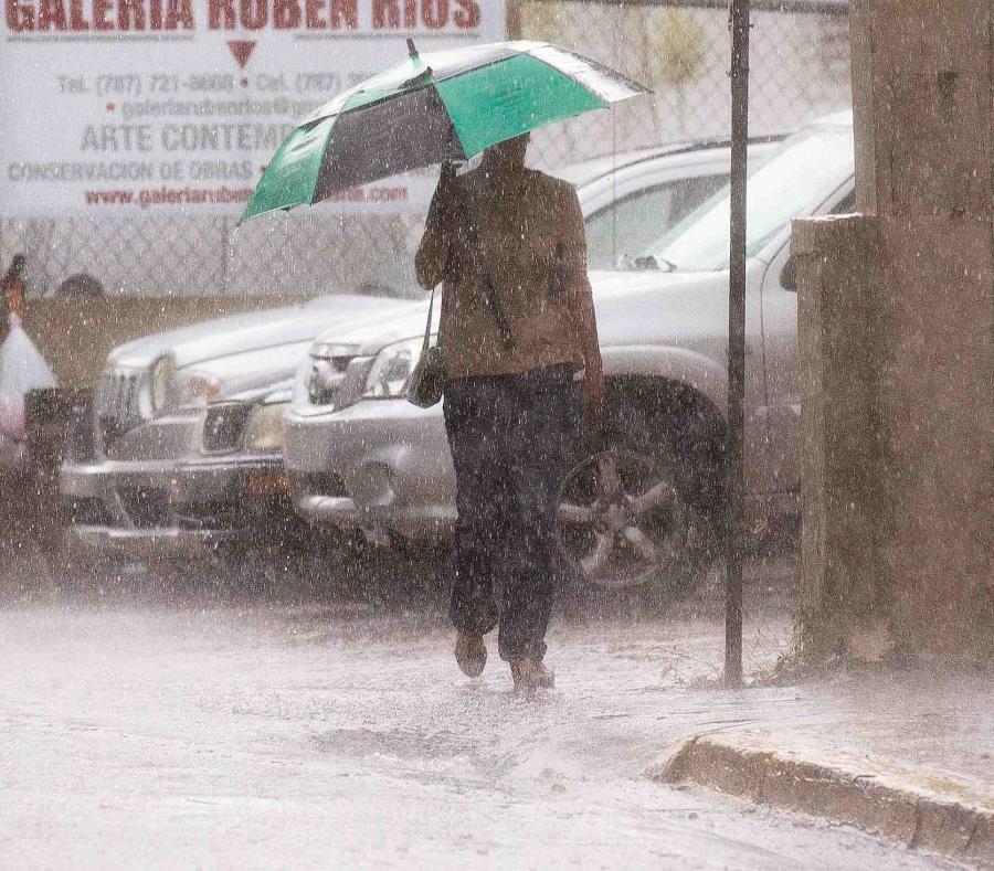 En la foto una mujer bajo la lluvia. (semisquare-x3)