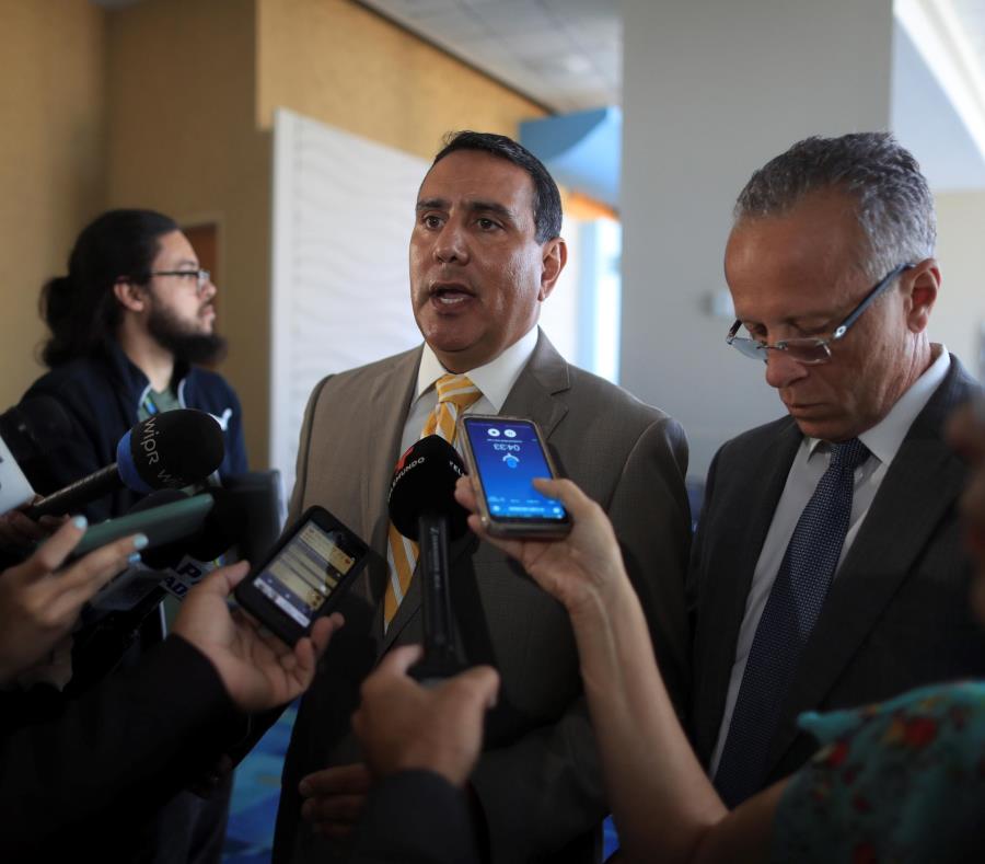 Los alcaldes de San Lorenzo, Joe Román y de Cayey, Rolando Ortiz, -entre otros- solicitaron al presidente del Senado, Thomas Rivera Schatz, que presente legislación que los exima de pagar las pensiones. (semisquare-x3)