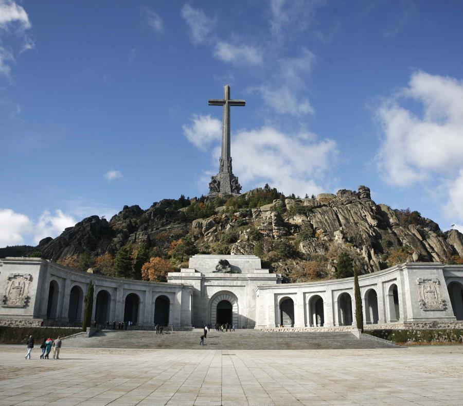 España: la familia Franco pide suspender la exhumación de los restos (semisquare-x3)