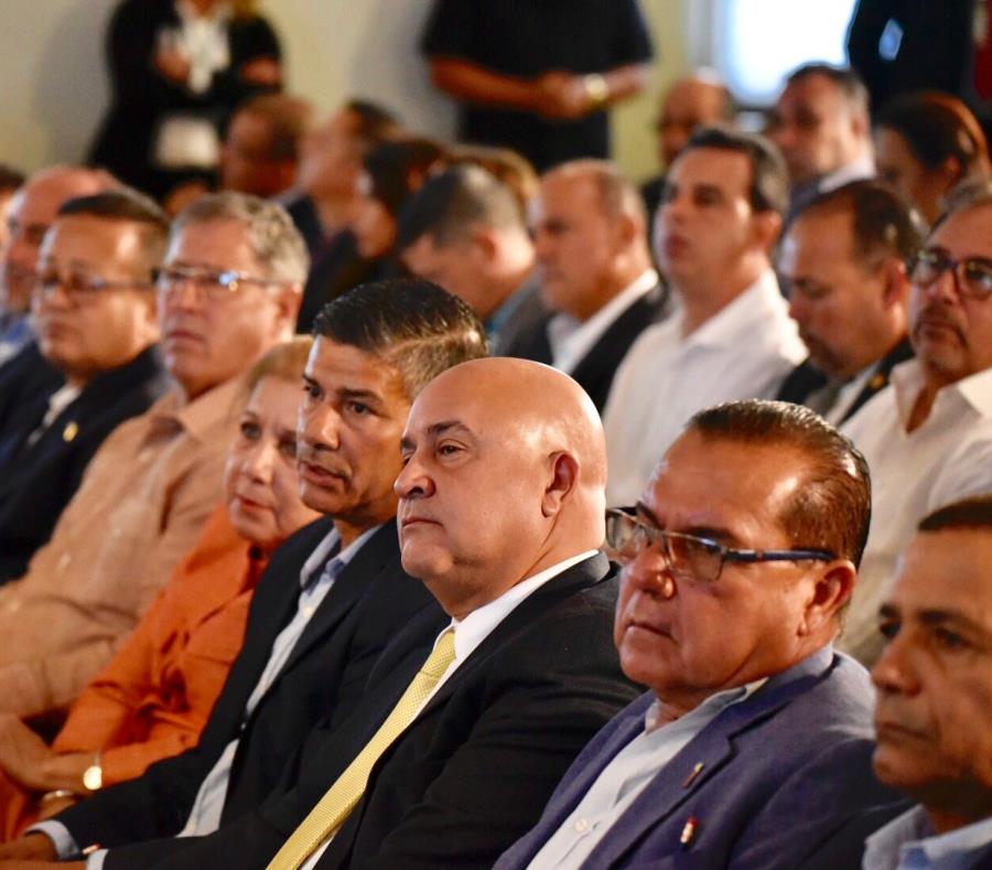 Un grupo de alcaldes reunidos durante una cumbre del Senado (semisquare-x3)