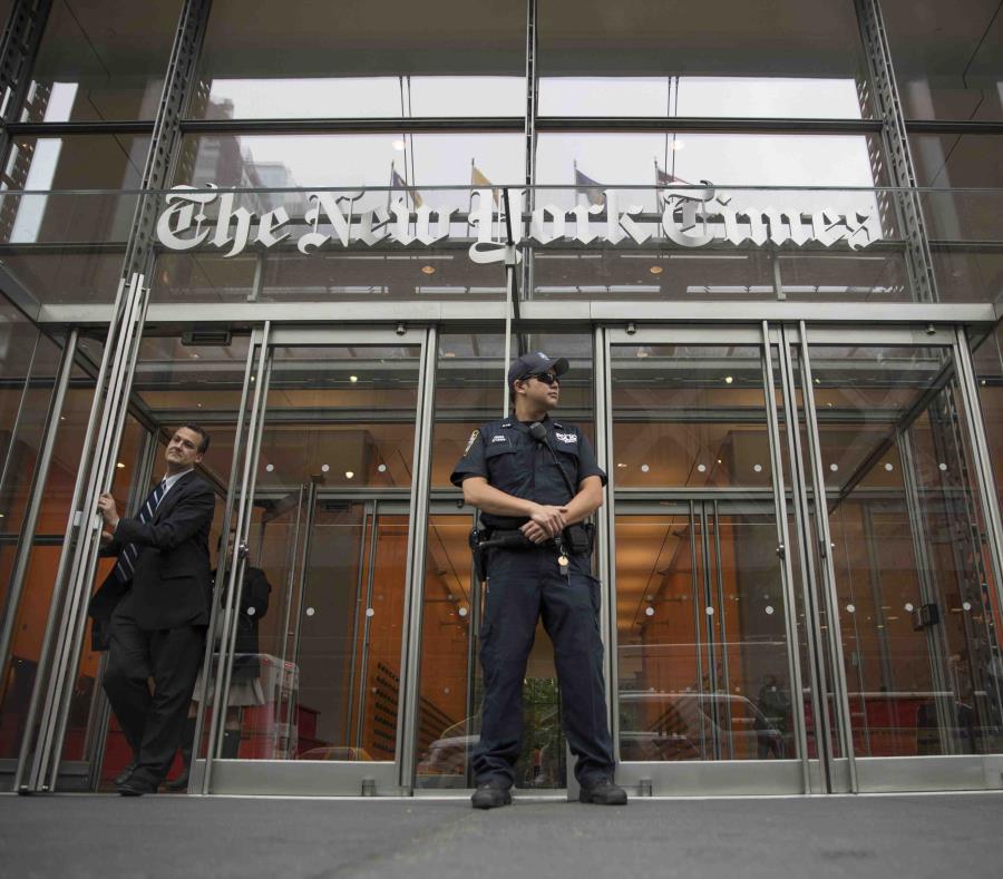 Un oficial de la policía de Nueva York presta seguridad frente a la entrada del periódico The New York Times. (AP / Mary Altaffer) (semisquare-x3)