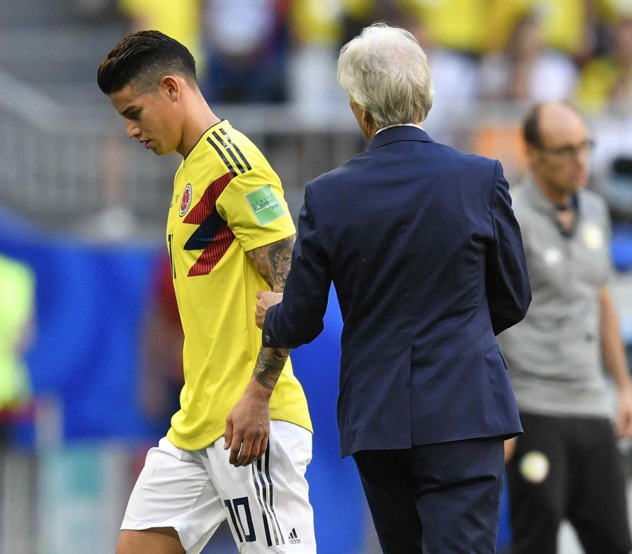 El volante de Colombia James Rodríguez (izquierda) pasa frente al técnico José Pekerman (derecha) durante el partido del Grupo H del Mundial en Samara, Rusia, el jueves. (AP) (semisquare-x3)