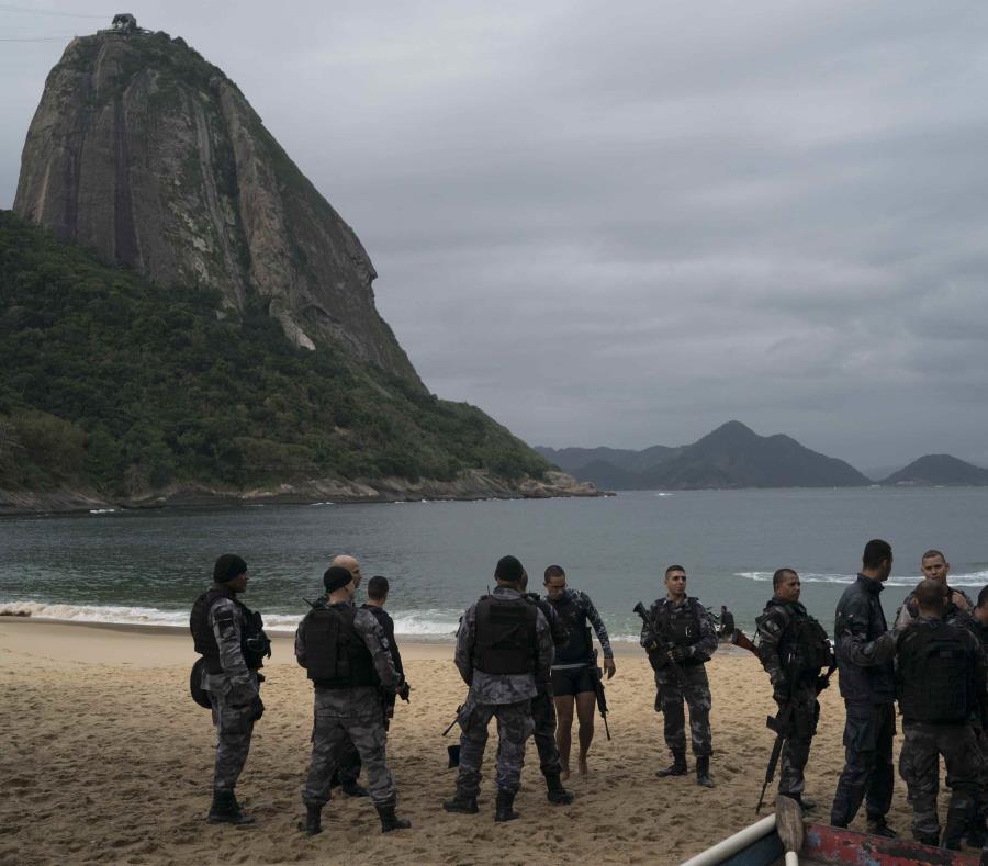 Varios policías armados en la plata Roja de la zona Urca de Río de Janeiro, Brasil. (AP) (semisquare-x3)