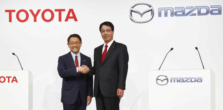 De izquierda a derecha: Akio Toyoda, presidente de Toyota Motor Corp. y Masamichi Kogai, presidente de Mazda Motor Corp. (horizontal-x3)