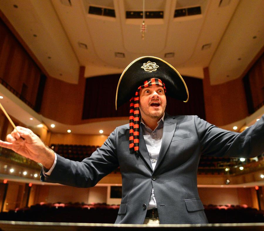 Emanuel Olivieri, director de la Orquesta Camerata Filarmónica, destaca el ambiente divertido de los conciertos que efectuarán a tono con la llamada Noche de brujas el 27 y 28 de octubre. (semisquare-x3)