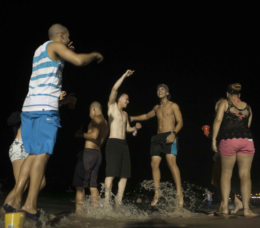 El Negociado de la Policía de Puerto Rico espera una gran cantidad de público en los balnearios de Carolina e Isla Verde, al igual que en el área turística de San Juan, Vieques, Culebra y Toa Baja. (GFR Media) (semisquare-x3)