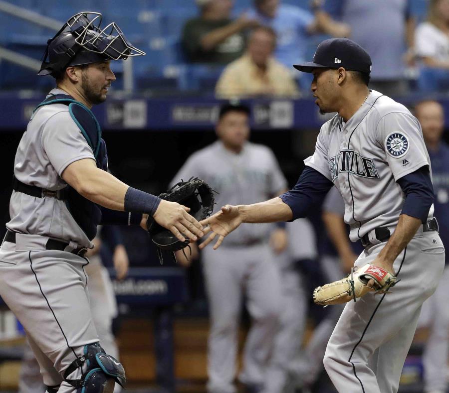 Edwin Díaz y el receptor Mike Zunino se chocan la mano tras el triunfo de Seattle. (AP) (semisquare-x3)