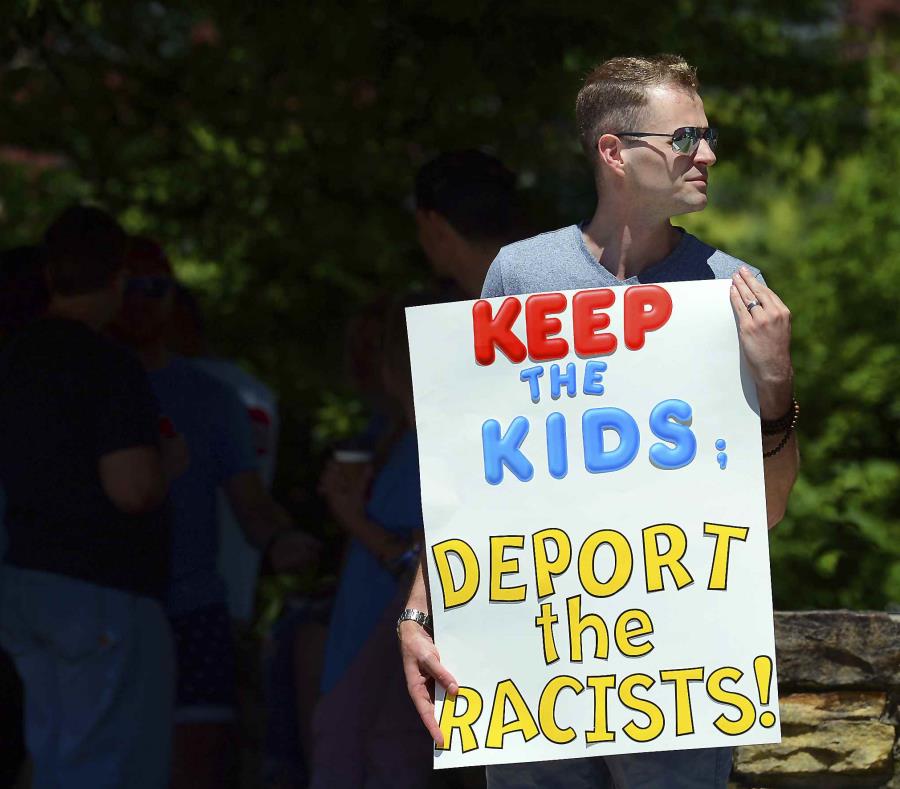Chris Olson, de Lake Wallenpaupack, Pensilvania, sostiene un cartel cerca del colegio de educación superior Lackawanna College, donde el secretario de Justicia Jeff Sessions habló sobre política migratoria y labores policiales, en Scranton, Pensilvania. ( (semisquare-x3)