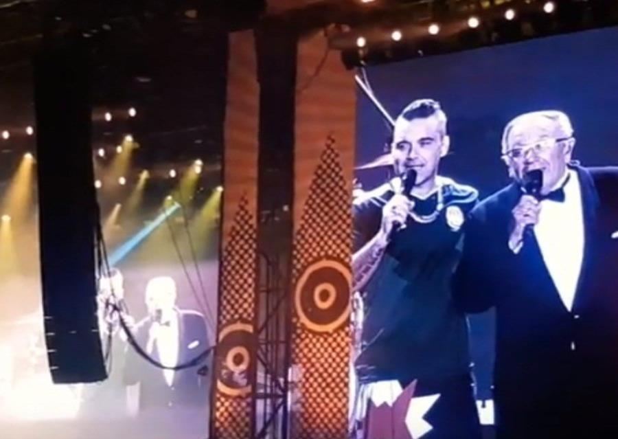 Williams y su padre interpretaron “Better Man (semisquare-x3)