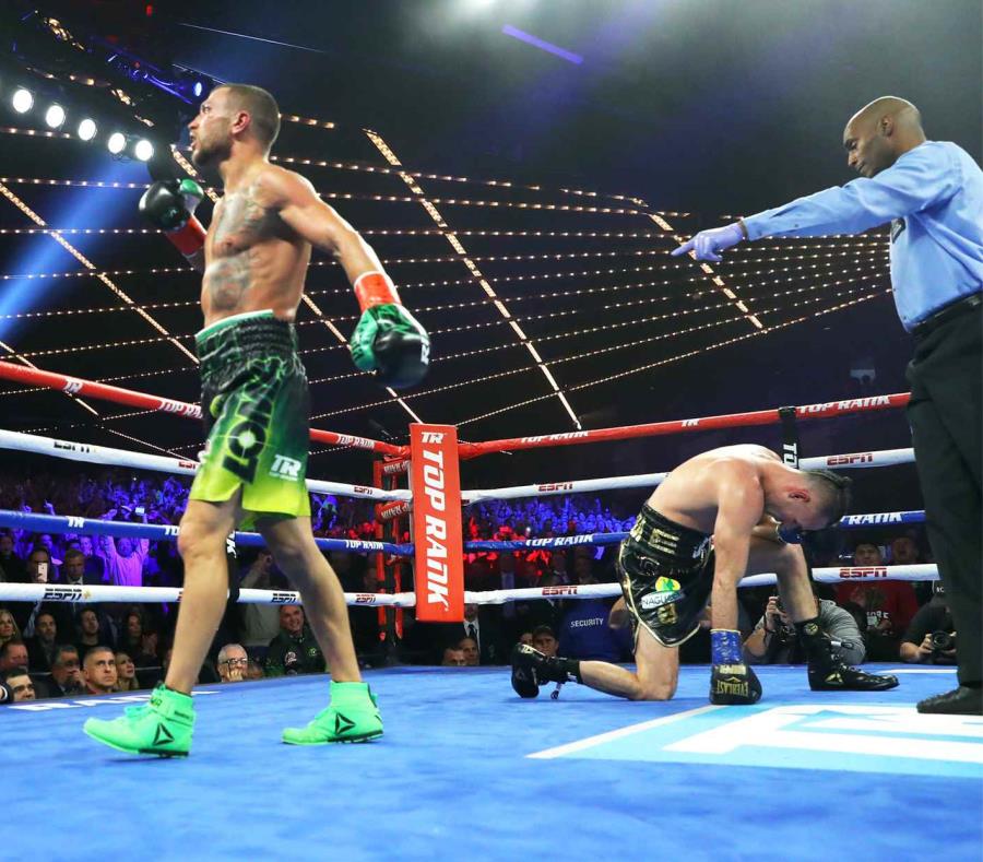 Vasyl Lomachenko (izq.) celebra luego de derribar a José