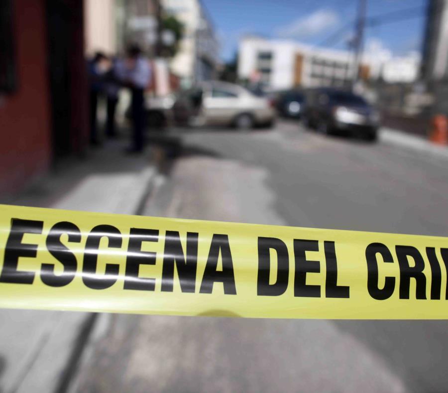 La fémina presenta aparentemente una herida en el costado. (semisquare-x3)