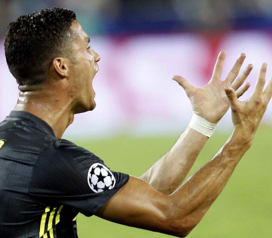 El portugués Cristiano Ronaldo, de la Juventus, protesta tras recibir una tarjeta roja en un encuentro de la Liga de Campeones ante el Valencia, el miércoles 19 de septiembre de 2018. (AP) (semisquare-x3)
