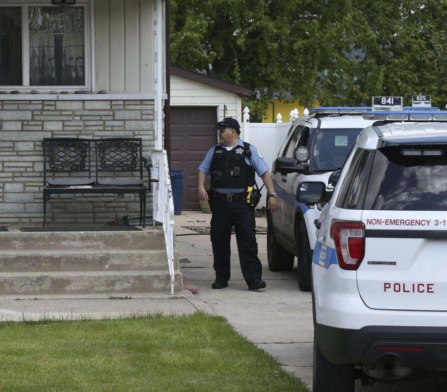 La PolicÃa inspecciona la casa donde la vÃctima fue asesinada. (Terrence Antonio James/Chicago Tribune vÃa AP) (semisquare-x3)
